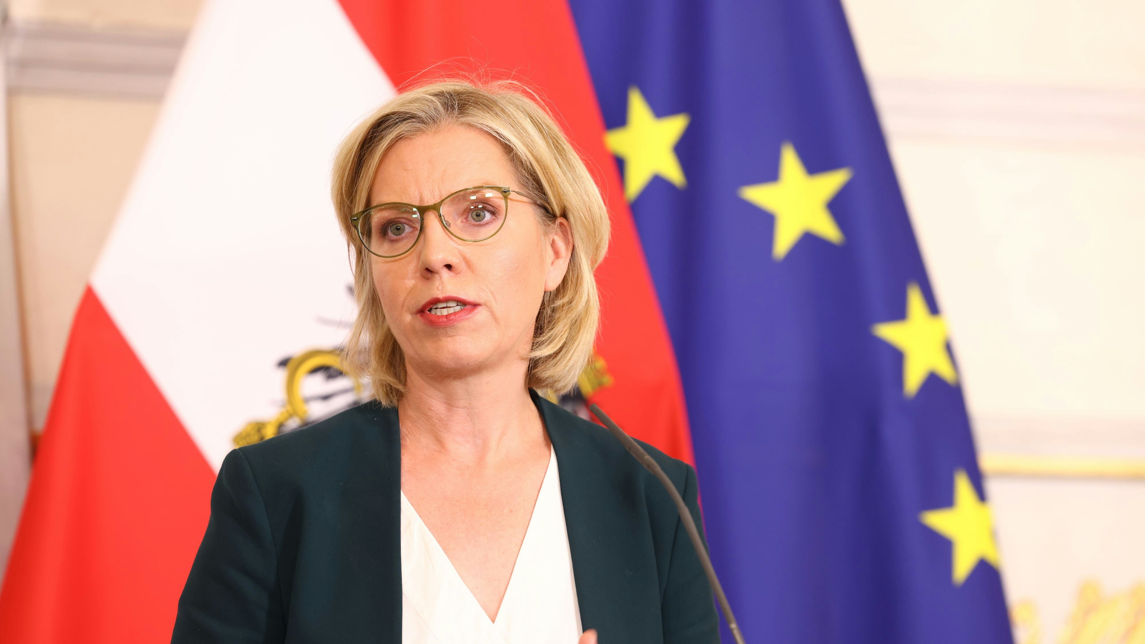 "Die Situation der Menschen in der gesamten Region Tirol ist ihm offenbar egal", meinte Leonore Gewessler in Richtung Salvini.