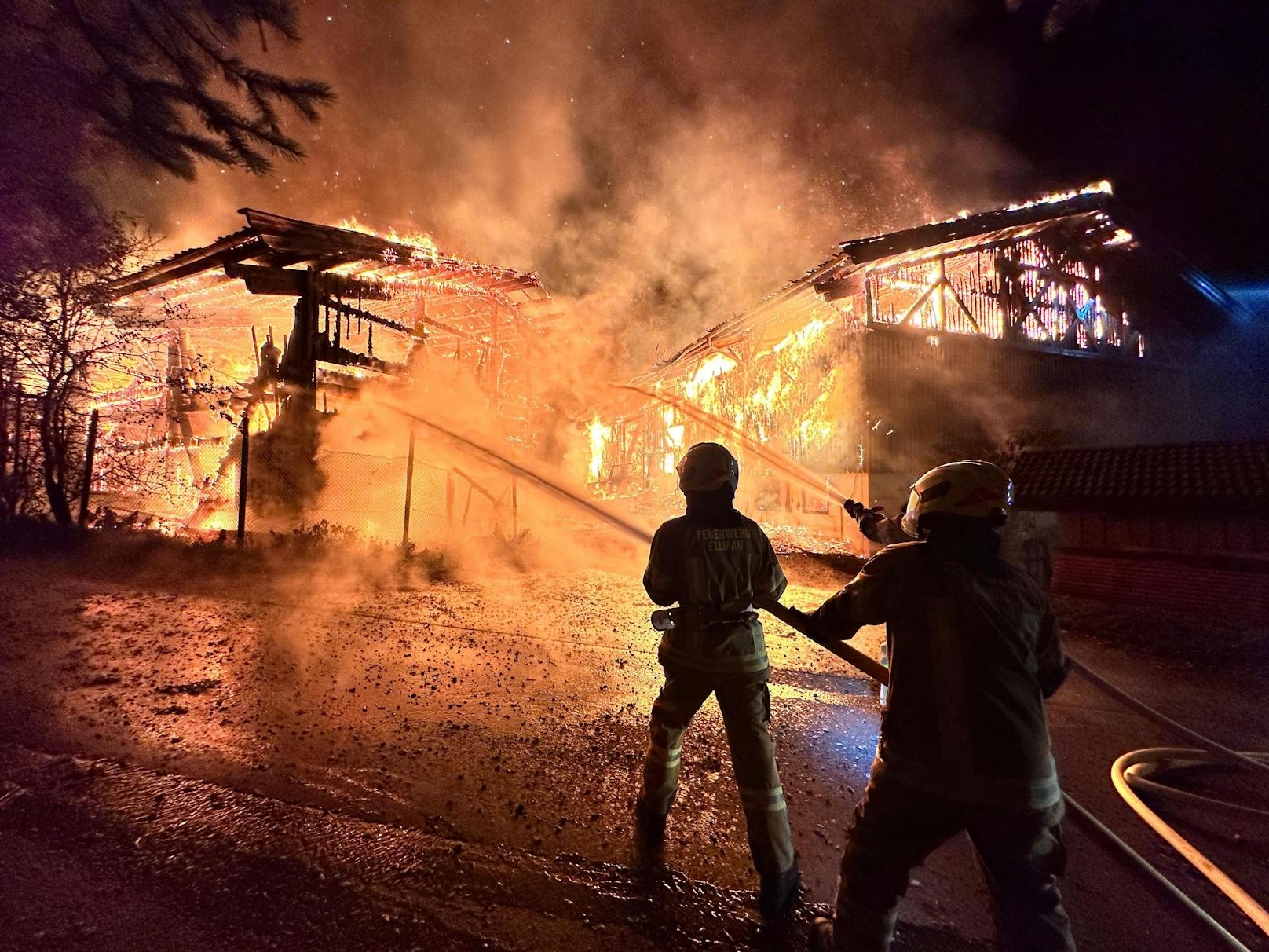 In Ellmau brach am Montag gegen 22.00 Uhr bei einem Bauernhof im Bereich einer Hackschnitzelanlage ein Brand aus. Das Feuer griff vom Nebengebäude auf das Wohnhaus und den Stall über.