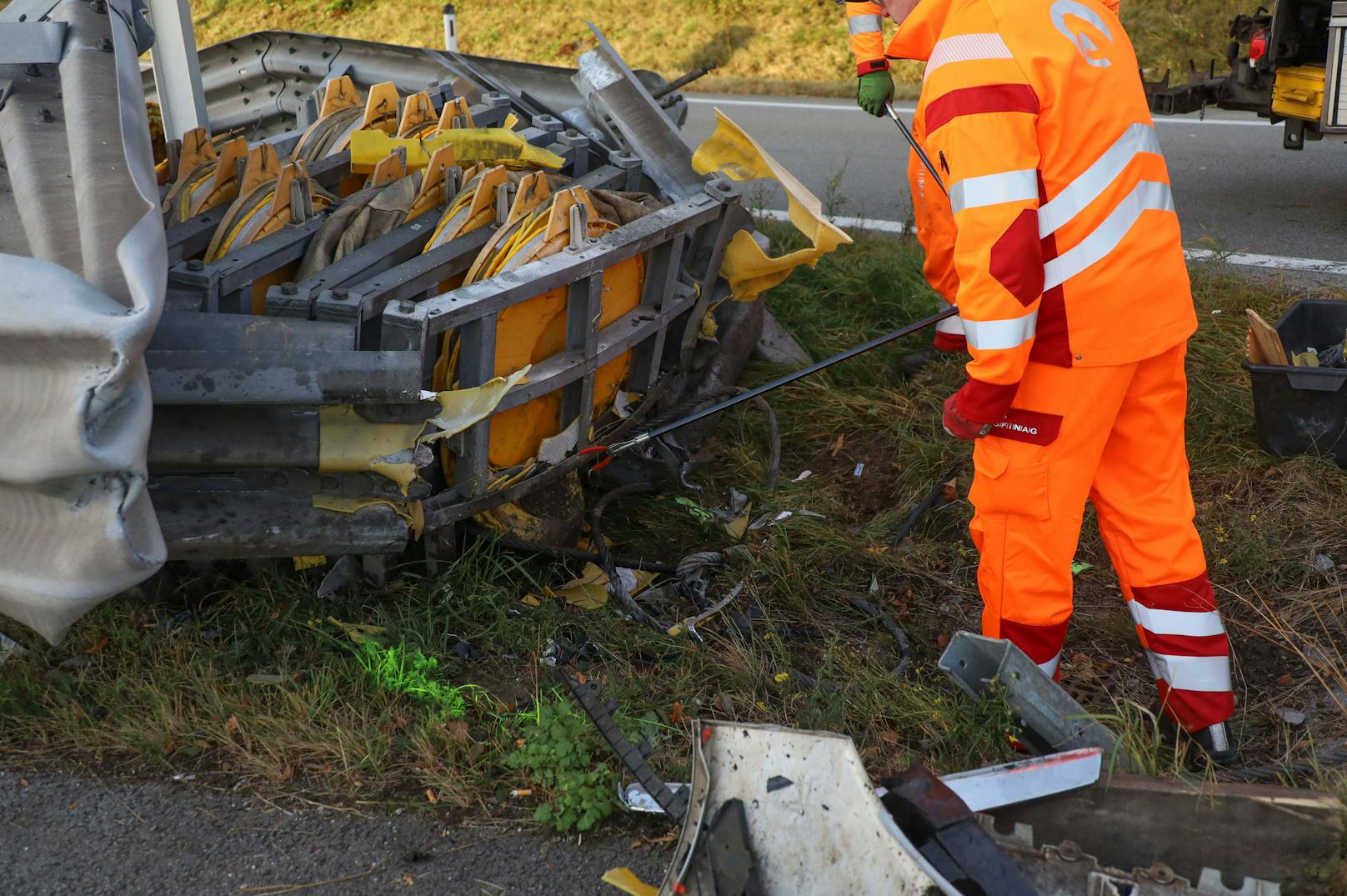 Bei dem Crash auf der A8 wurden mehrere Personen teils schwer verletzt, der Rettungshubschrauber war im Einsatz.