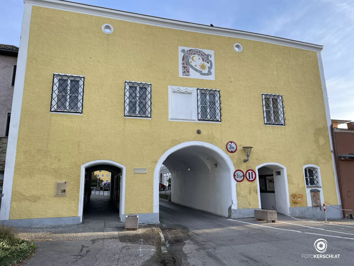 Ein Mann krachte gegen diesen Torbogen in Obernberg am Inn.