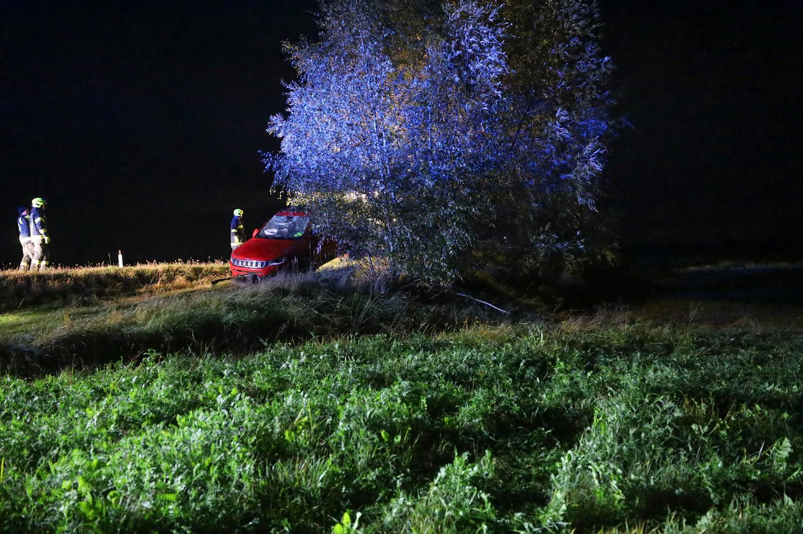 In Steinhaus (Bezirk Wels-Land) stand die Feuerwehr in der Nacht auf Dienstag bei Aufräumarbeiten nach einem Verkehrsunfall im Einsatz.