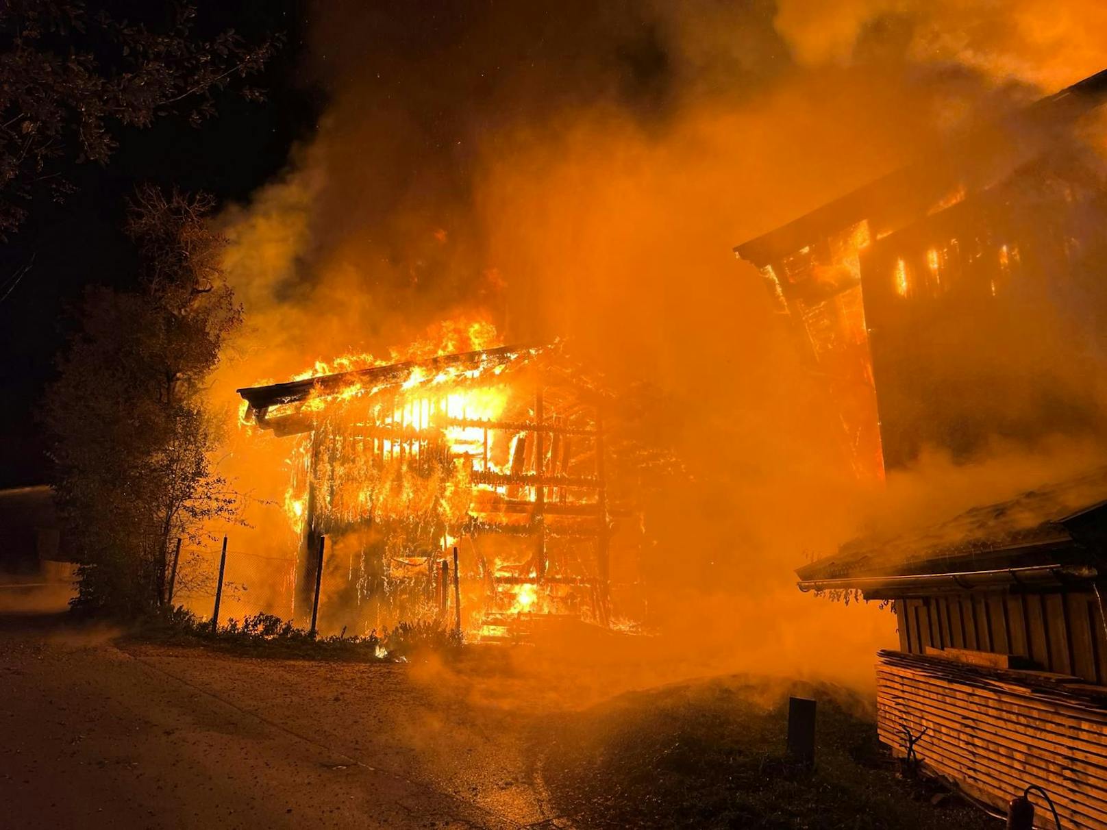 In Ellmau brach am Montag gegen 22.00 Uhr bei einem Bauernhof im Bereich einer Hackschnitzelanlage ein Brand aus. Das Feuer griff vom Nebengebäude auf das Wohnhaus und den Stall über.