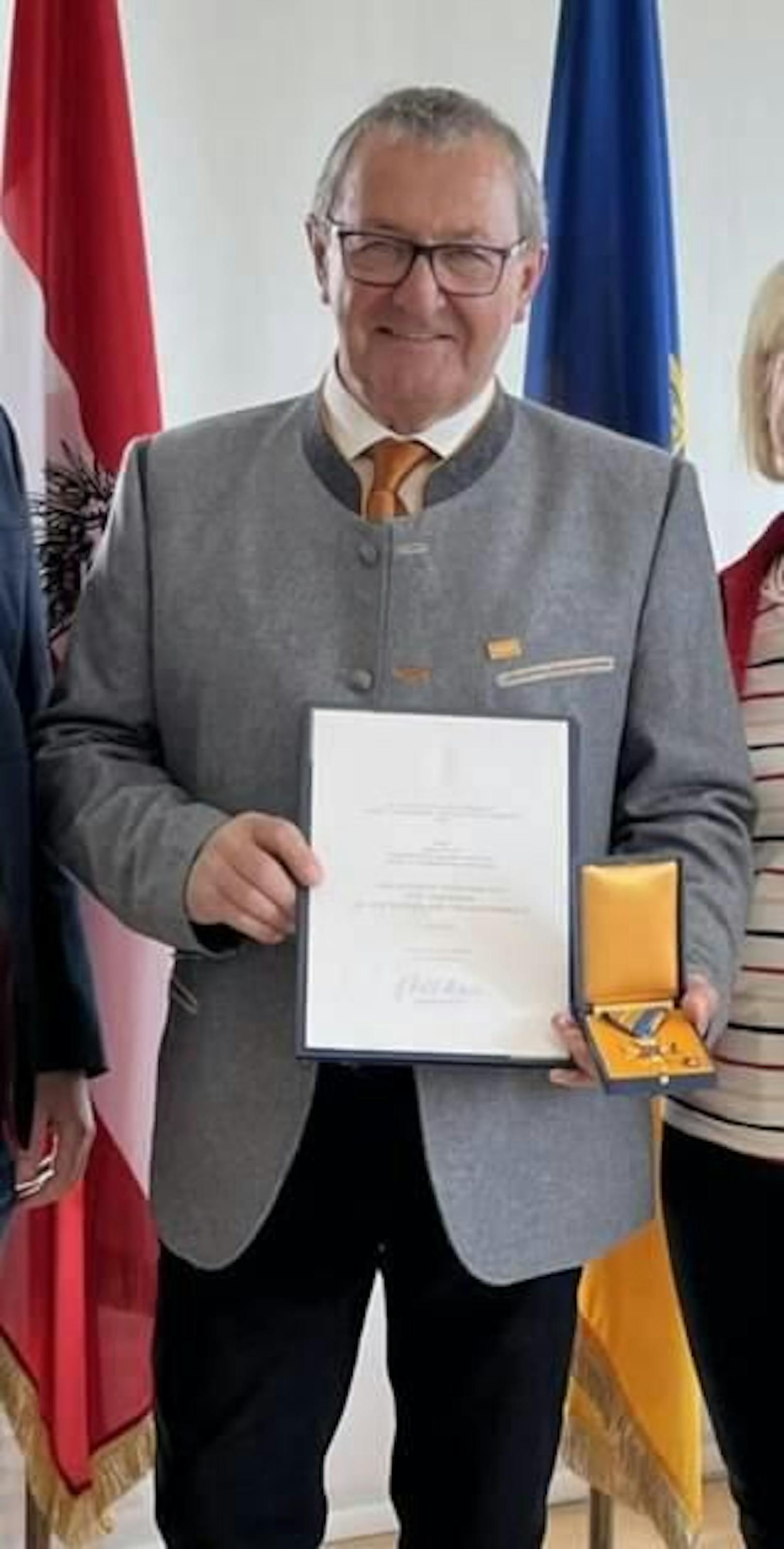 Bürgermeister Johann Bauer bei einer Auszeichnung des Landes NÖ - er kann auch anders, wie ein Video beweist.