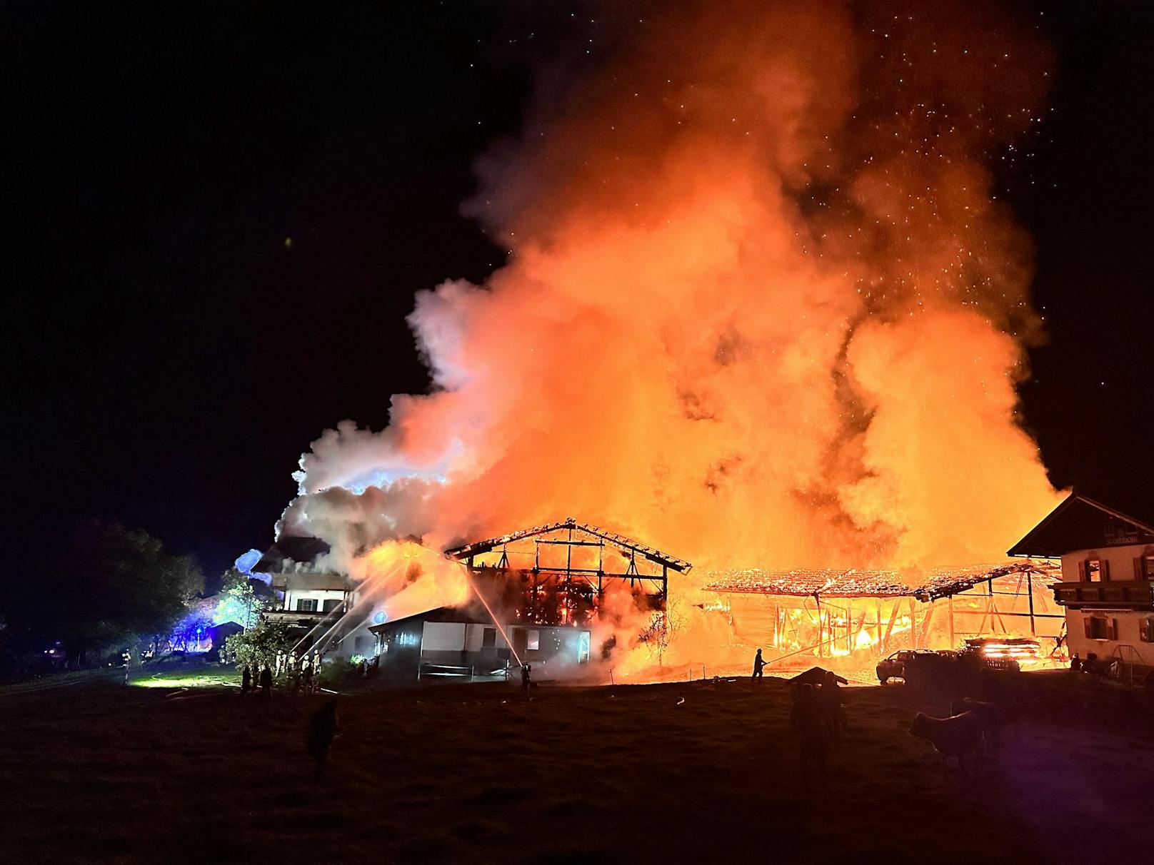 In Ellmau brach am Montag gegen 22.00 Uhr bei einem Bauernhof im Bereich einer Hackschnitzelanlage ein Brand aus. Das Feuer griff vom Nebengebäude auf das Wohnhaus und den Stall über.