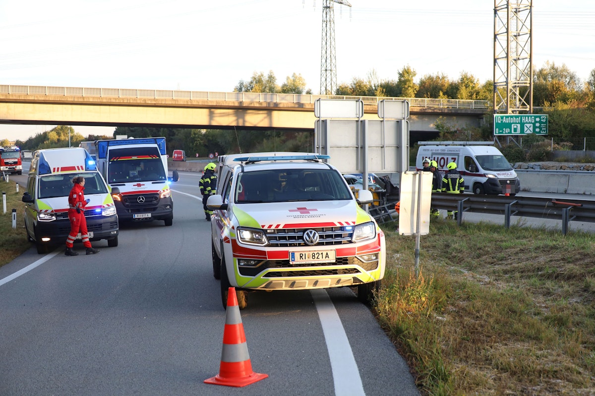 Bei dem Crash auf der A8 wurden mehrere Personen teils schwer verletzt, der Rettungshubschrauber war im Einsatz.