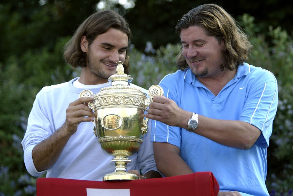 Trainer Peter Lundgren und Roger Federer mit der Wimbledon-Trophäe