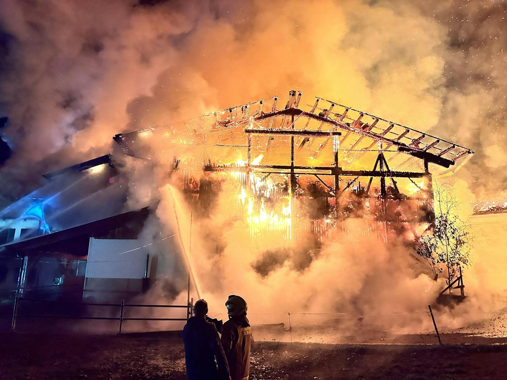 In Ellmau brach am Montag gegen 22.00 Uhr bei einem Bauernhof im Bereich einer Hackschnitzelanlage ein Brand aus. Das Feuer griff vom Nebengebäude auf das Wohnhaus und den Stall über.