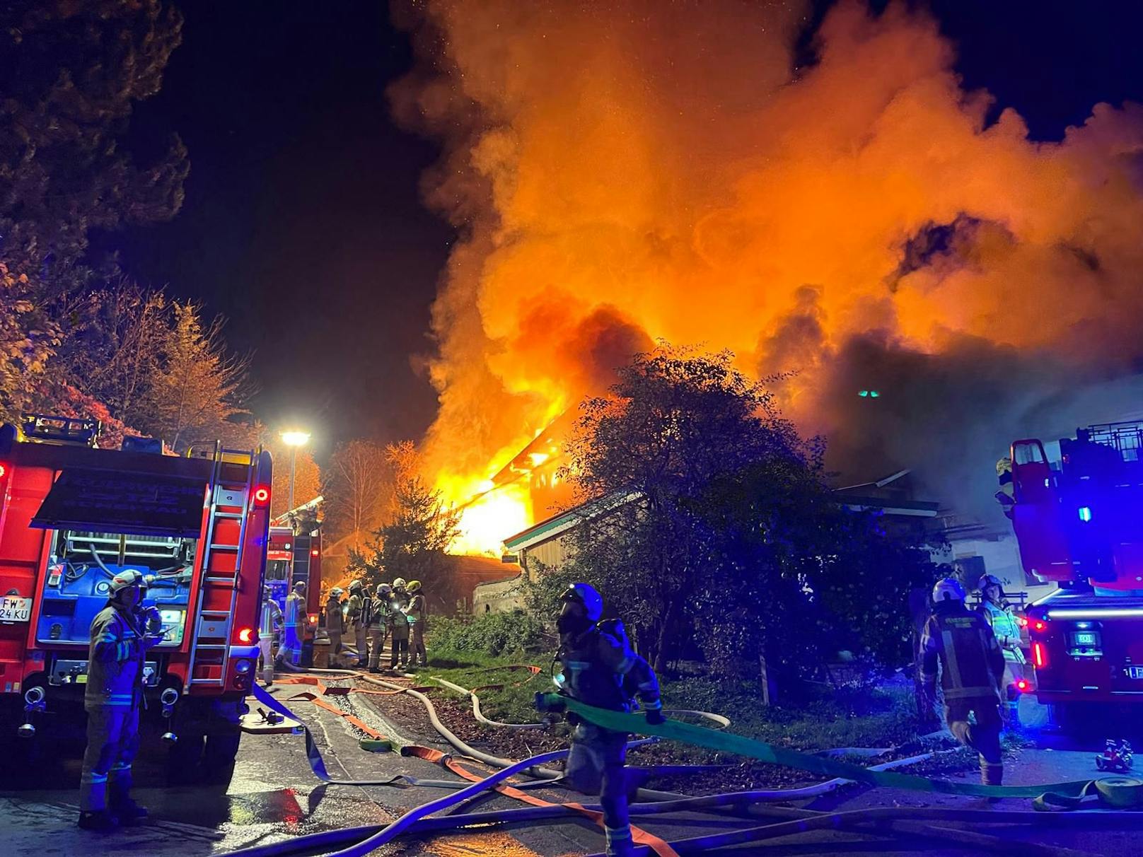 In Ellmau brach am Montag gegen 22.00 Uhr bei einem Bauernhof im Bereich einer Hackschnitzelanlage ein Brand aus. Das Feuer griff vom Nebengebäude auf das Wohnhaus und den Stall über.
