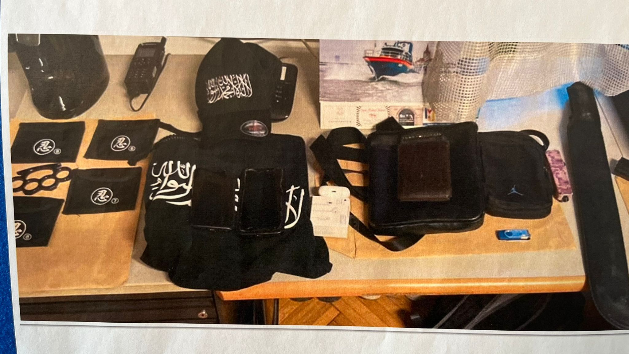 Kleidung mit IS-Symbolen und gefundene Gewalt-Videos bei Verdächtigen sollen IS-Verbindungen belegen.