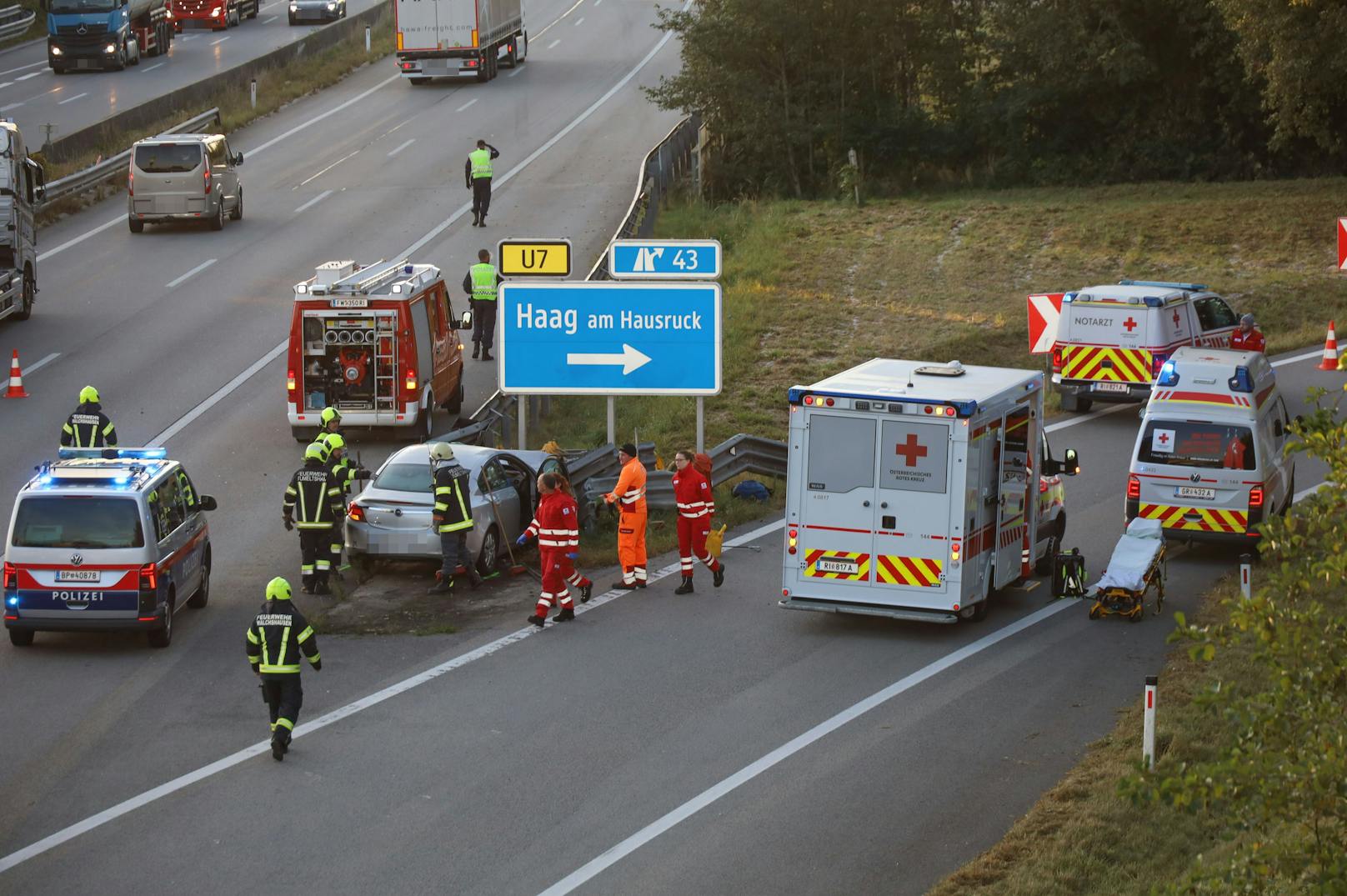 Bei dem Crash auf der A8 wurden mehrere Personen teils schwer verletzt, der Rettungshubschrauber war im Einsatz.