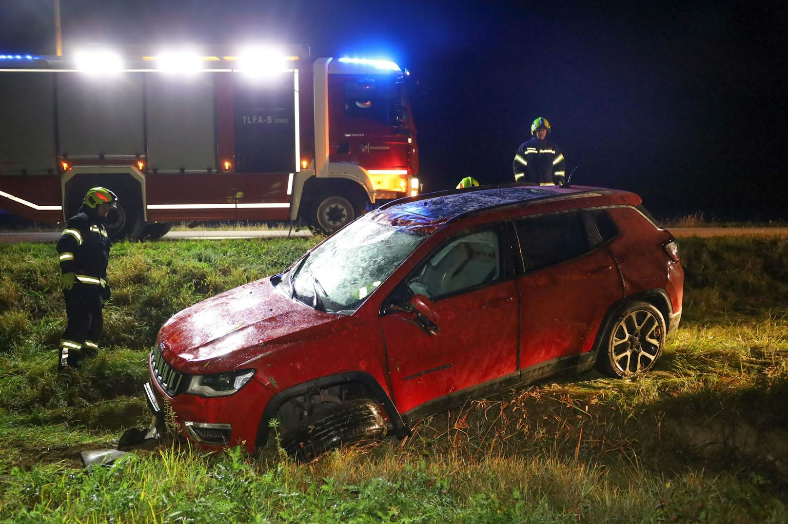 In Steinhaus (Bezirk Wels-Land) stand die Feuerwehr in der Nacht auf Dienstag bei Aufräumarbeiten nach einem Verkehrsunfall im Einsatz.