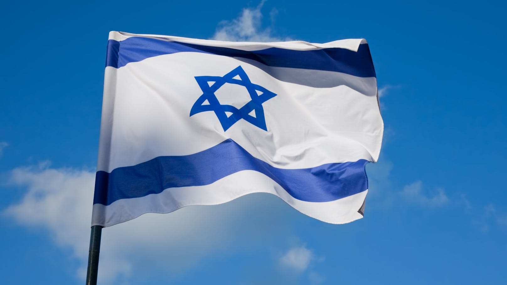 Eine Israel-Fahne vor dem Rathaus in Klagenfurt wurde beschädigt.