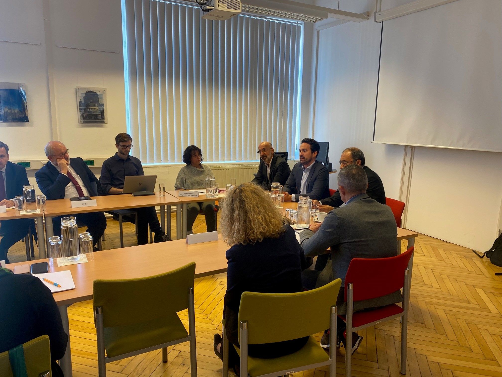 Angesichts der aktuellen Demonstrationen lud Vizebürgermeister Christoph Wiederkehr zu einer kurzfristig einberufenen Sitzung.