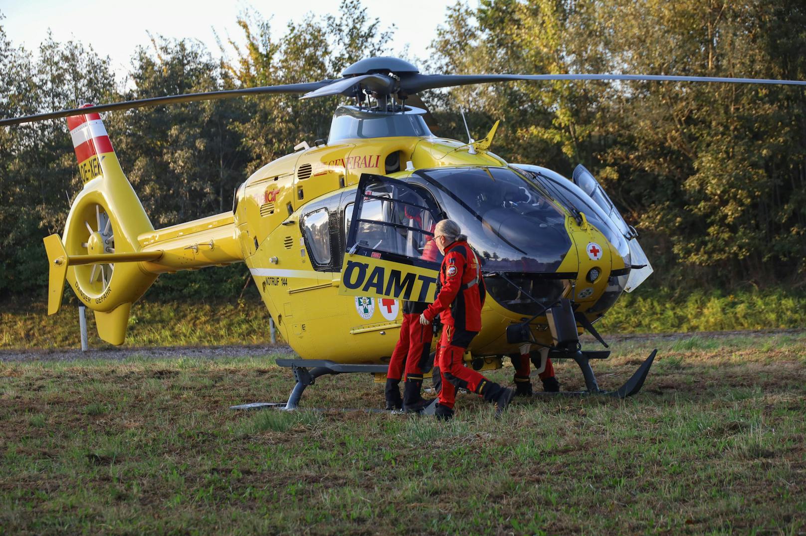 Bei dem Crash auf der A8 wurden mehrere Personen teils schwer verletzt, der Rettungshubschrauber war im Einsatz.