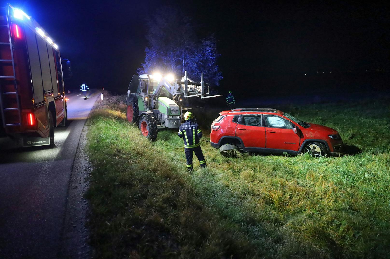 In Steinhaus (Bezirk Wels-Land) stand die Feuerwehr in der Nacht auf Dienstag bei Aufräumarbeiten nach einem Verkehrsunfall im Einsatz.