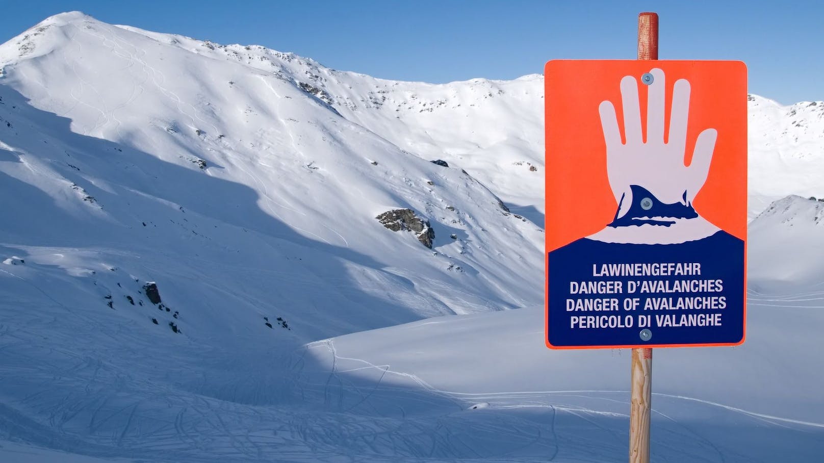 Warnstufe 3! Lawine verschüttet Skiroute in Lech