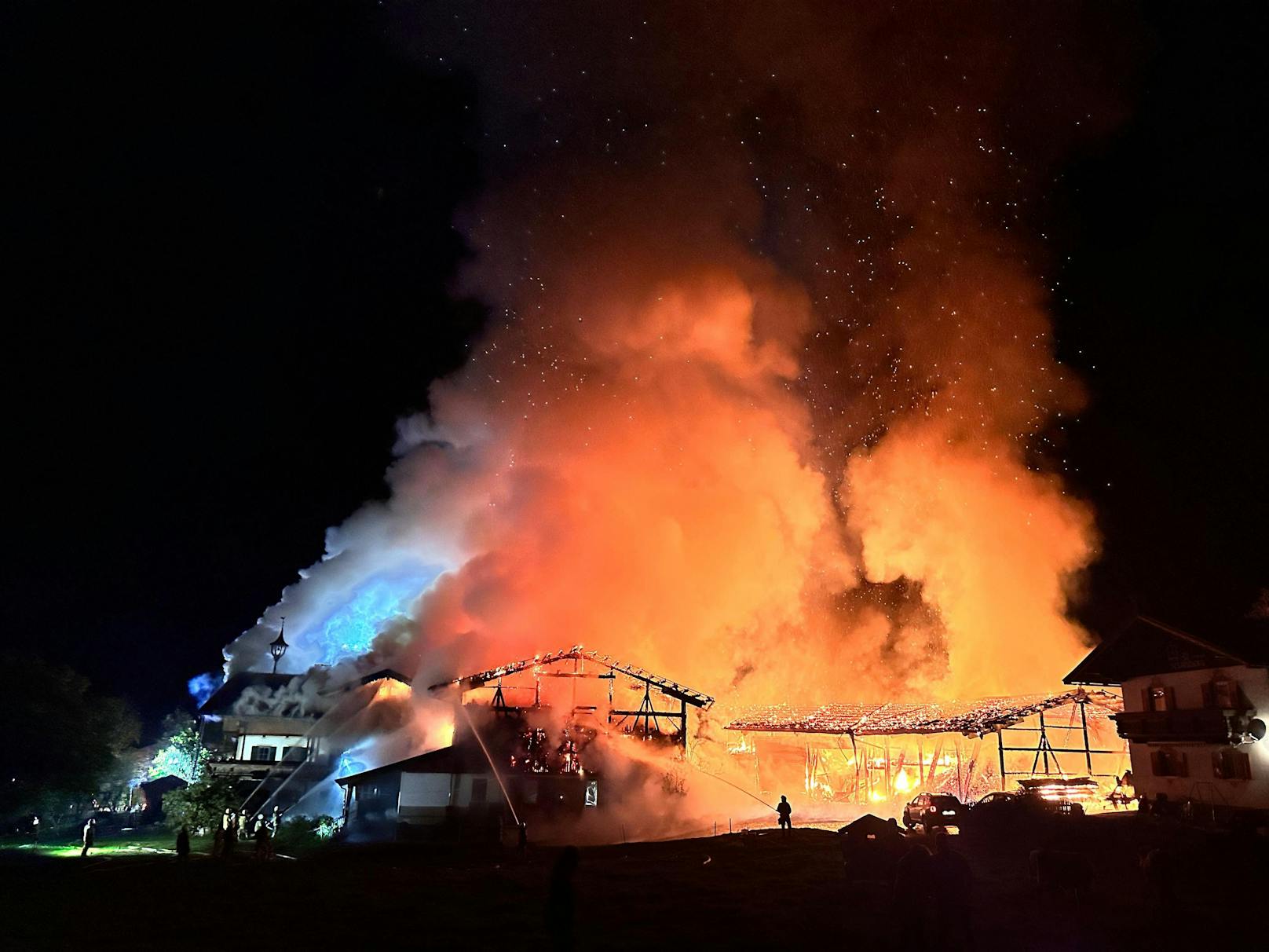 In Ellmau brach am Montag gegen 22.00 Uhr bei einem Bauernhof im Bereich einer Hackschnitzelanlage ein Brand aus. Das Feuer griff vom Nebengebäude auf das Wohnhaus und den Stall über.