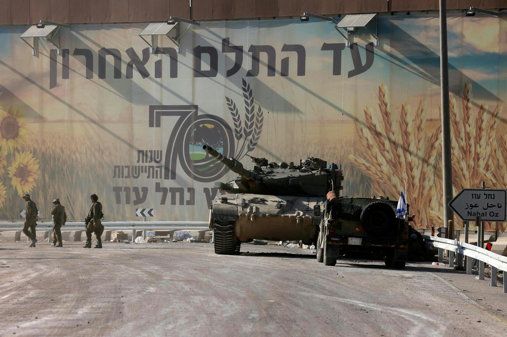 Israelische Soldaten patrouillieren in der Nähe des Kibbuz Nahal Oz, das von Hamas-Terroristen gestürmt wurde. Bild vom 15. Oktober 2023. 