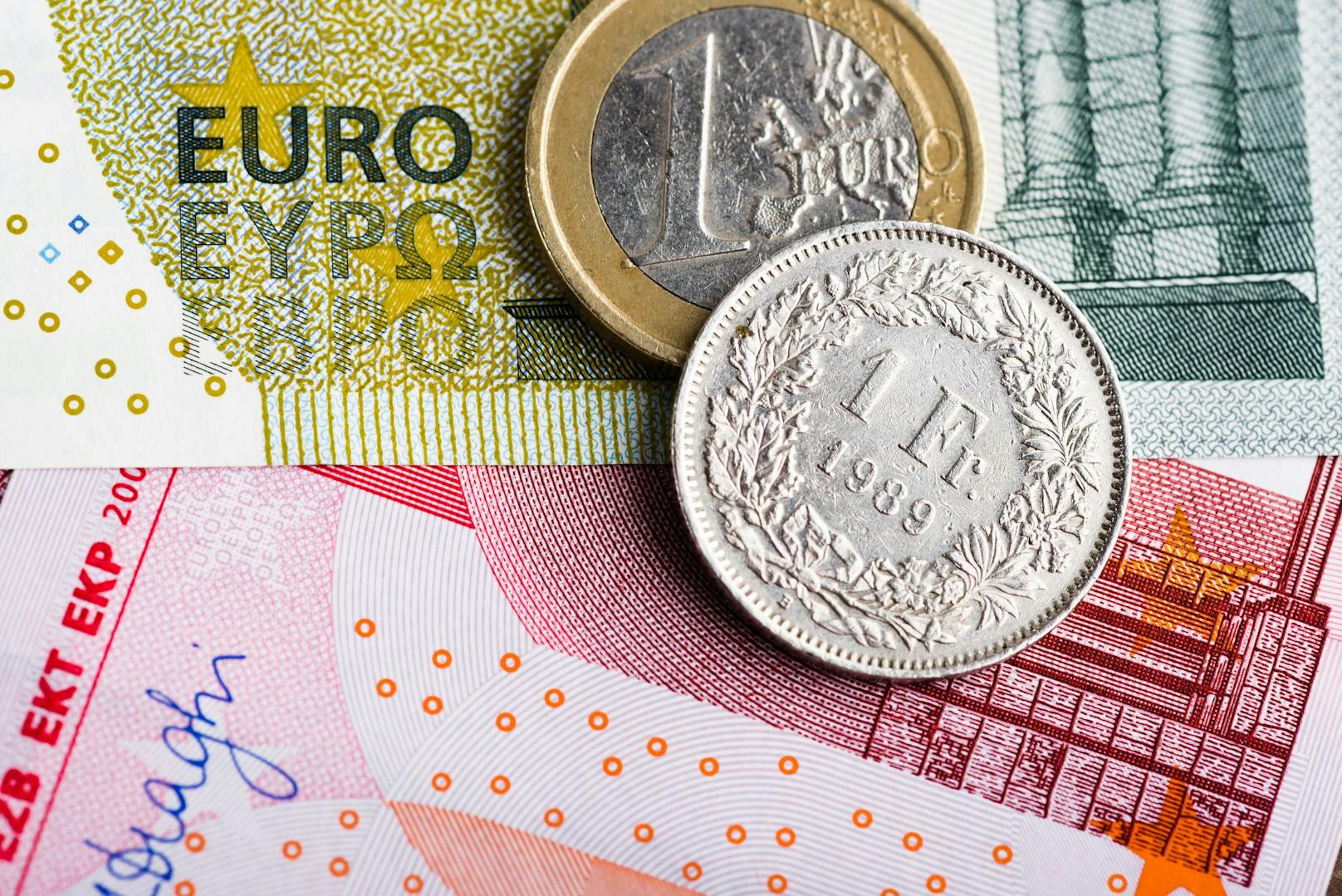 Euro fällt auf Allzeittief im Vergleich zu Franken