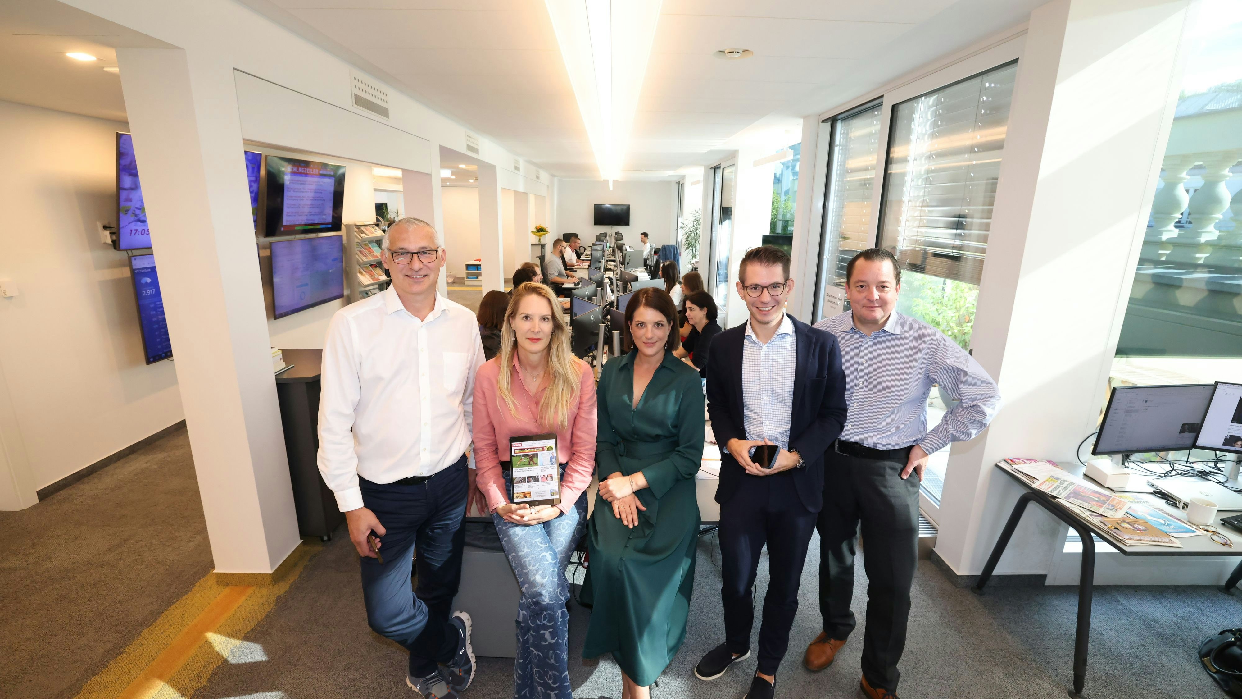 "Heute"-Chefredaktion mit Herausgeberin Eva Dichand: Peter Lattinger (l.), Clemens Oistric und Peter Frick für News; Lisa Kern (Mitte) für People