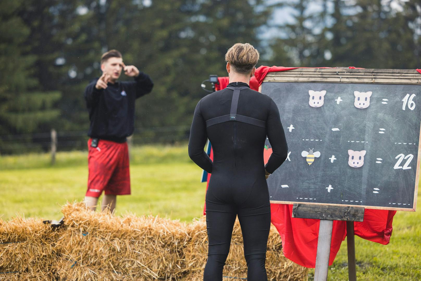 Beim Spiel mit dem Titel "Kuh-fladern" wird zum ersten Mal das sportliche und geistige Geschick der Rampensäue auf die Probe gestellt.