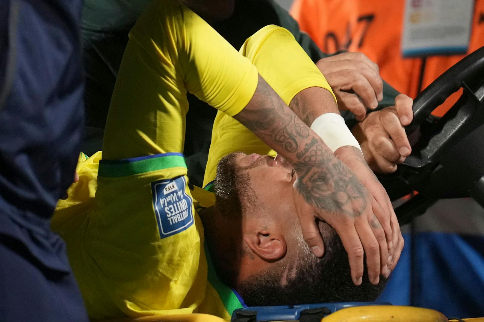 Fußball-Star Neymar hat sich schwer verletzt. 