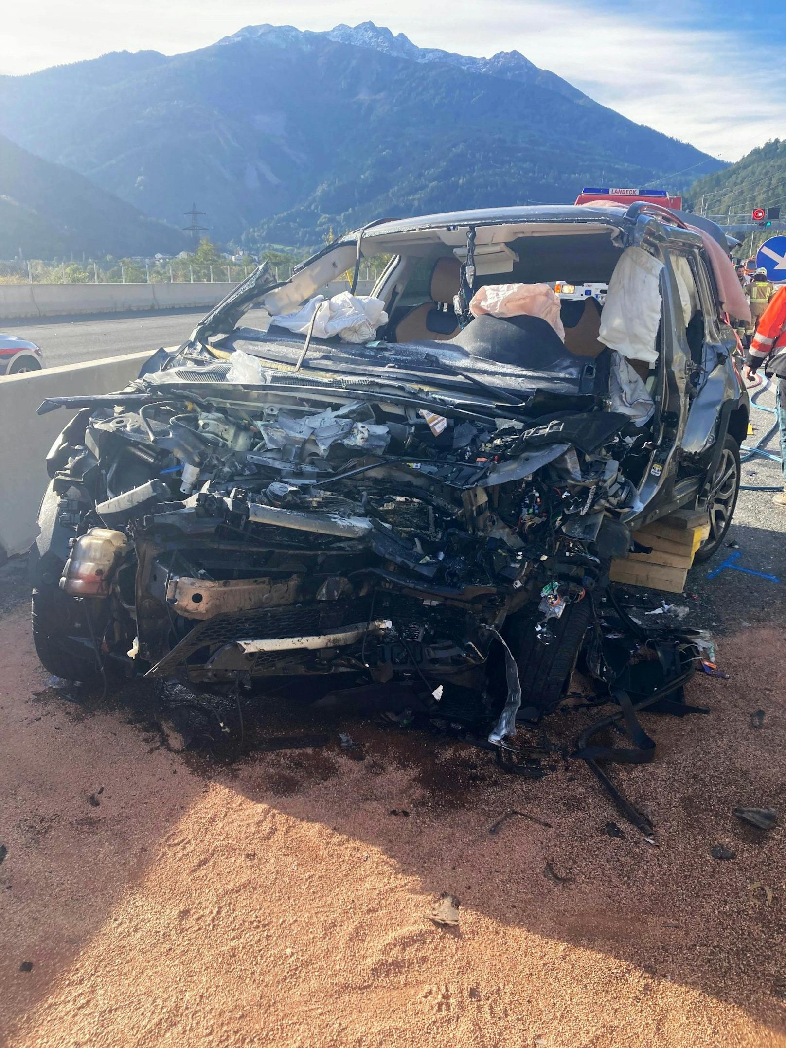 In Zams (Tirol) ereignete sich am Mittwoch (18.10.2023) ein tödlicher Verkehrsunfall. Ein Pkw-Lenker hatte keine Chance.