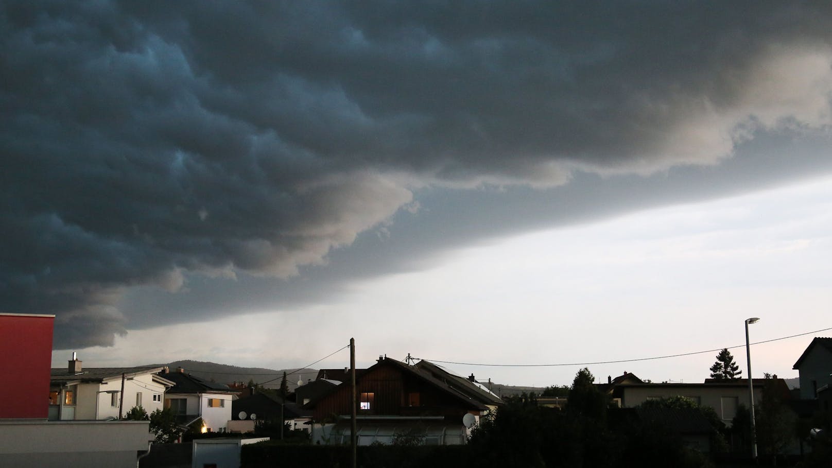 Eine Unwetterfront zieht über Österreich. Symbolbild.