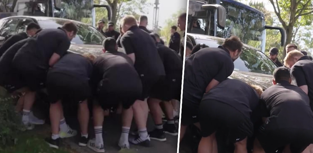 Die All Blacks räumen ein Auto aus dem Weg
