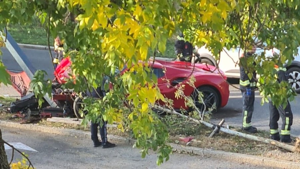 In Wien-Liesing krachte ein 570-PS-Ferrari in einen Lichtmast.