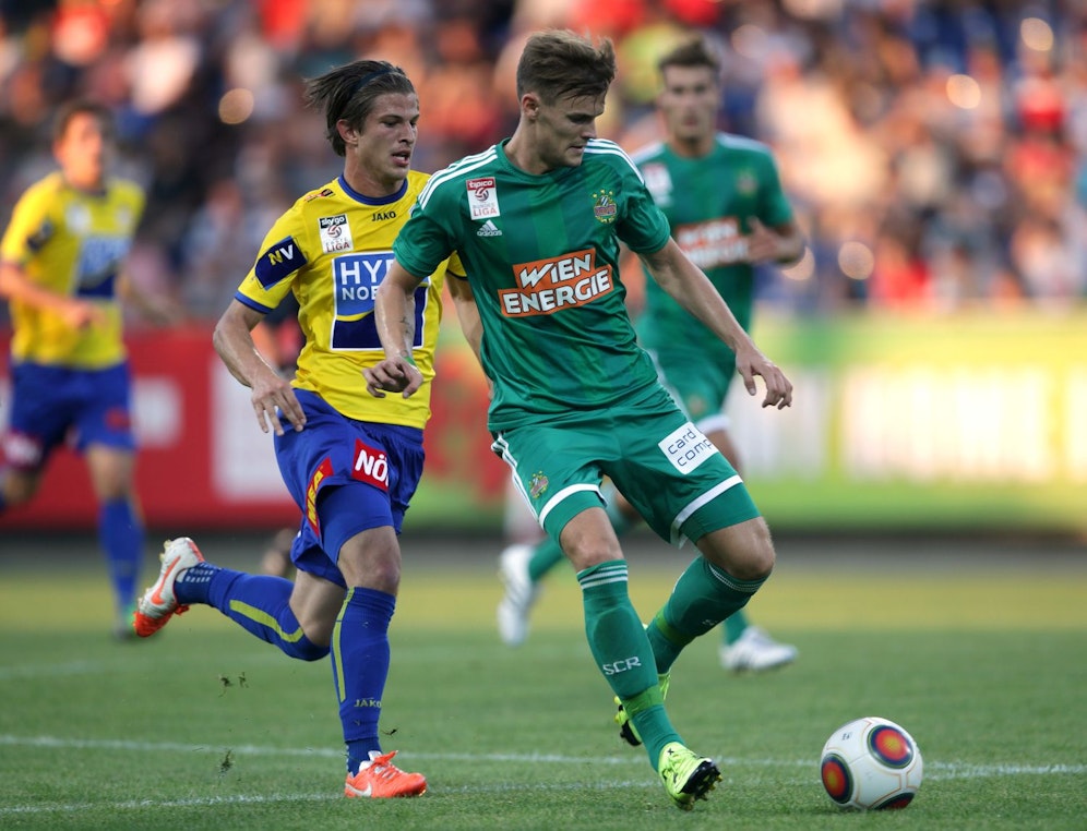 Mario Mosböck im Duell mit Rapids Stefan Stangl