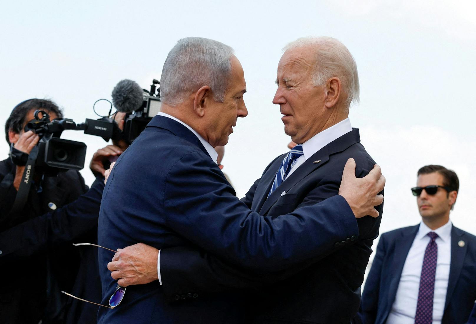Er wurde vom israelischen Premierminister Benjamin Netanjahu empfangen.&nbsp;