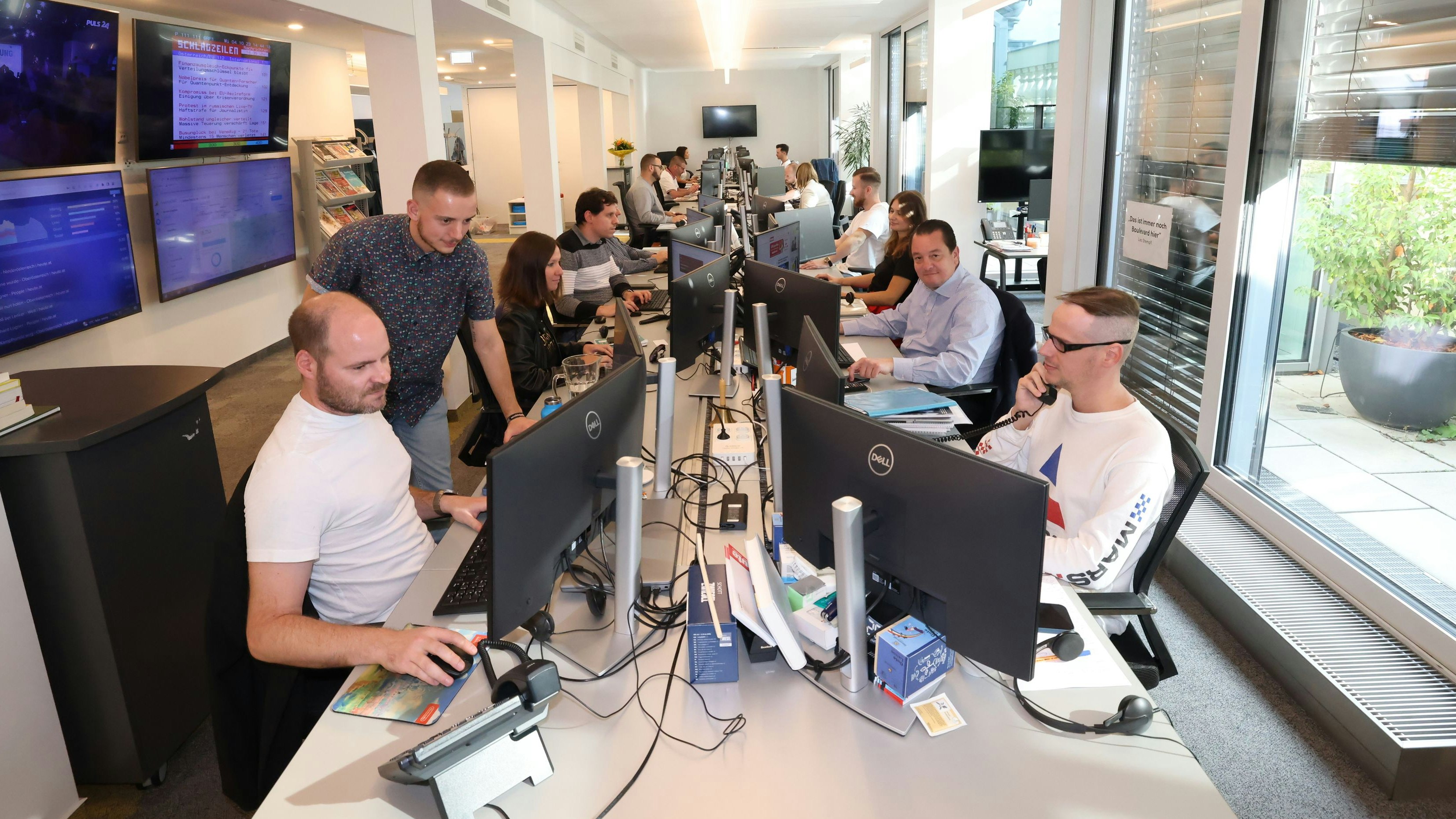 Der Newsdesk befindet sich zentral im "Heute"-Newsroom.