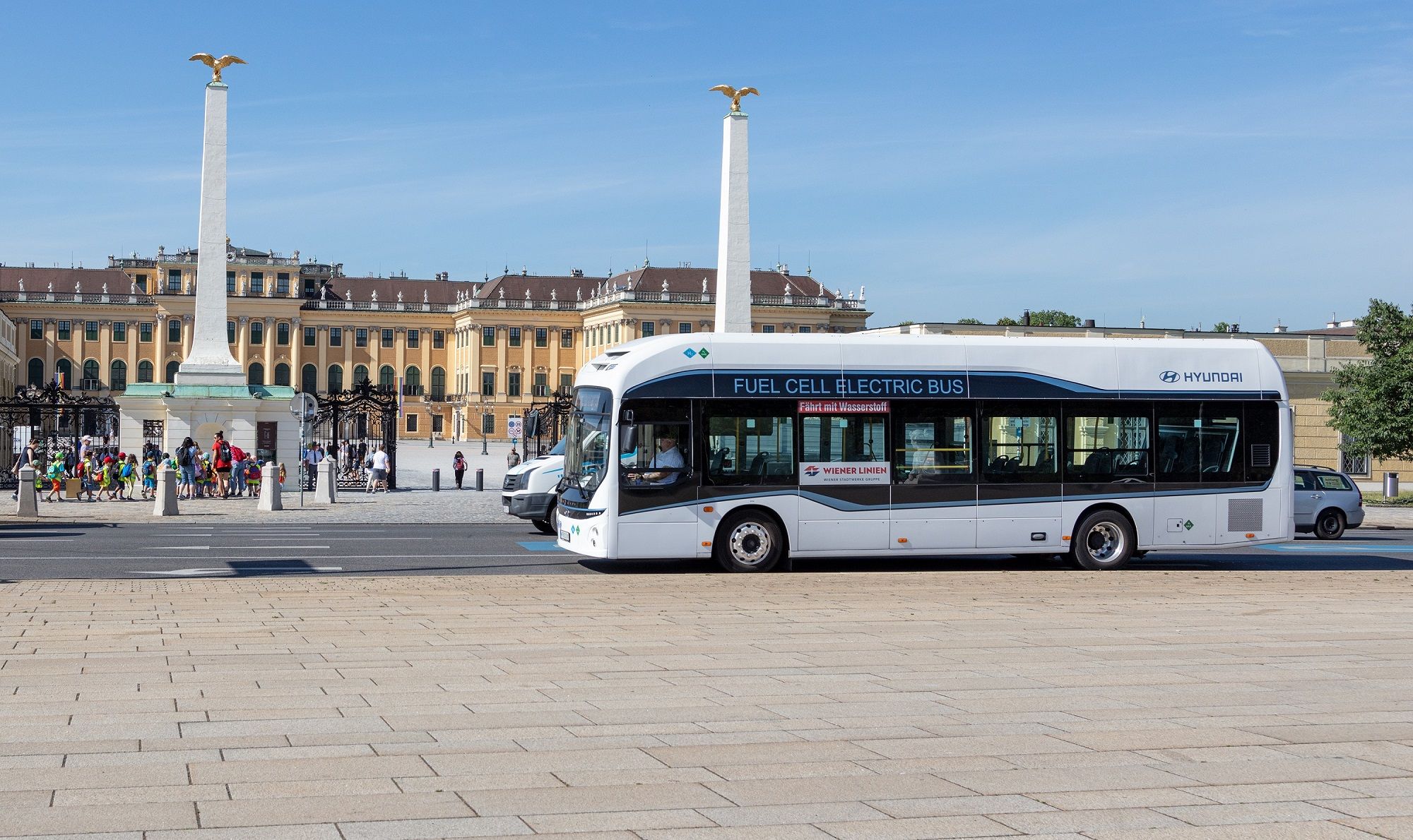 Der H2-Bus von Hyundai im Testbetrieb auf der Linie 10A vor dem Schloss Schönbrunn. © Wiener Linien / Manfred Helmer (H2 steht für Wasserstoff)