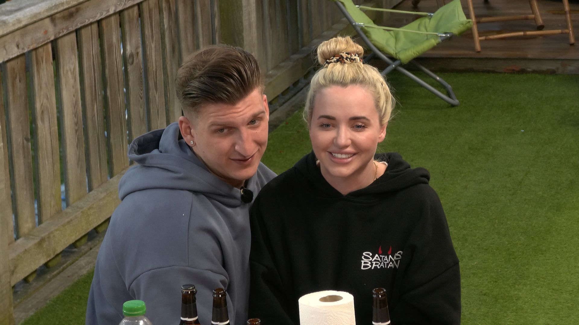 Cathy Lugner und Satans Bratan kommen sich in "Forsthaus Rampensau" näher.