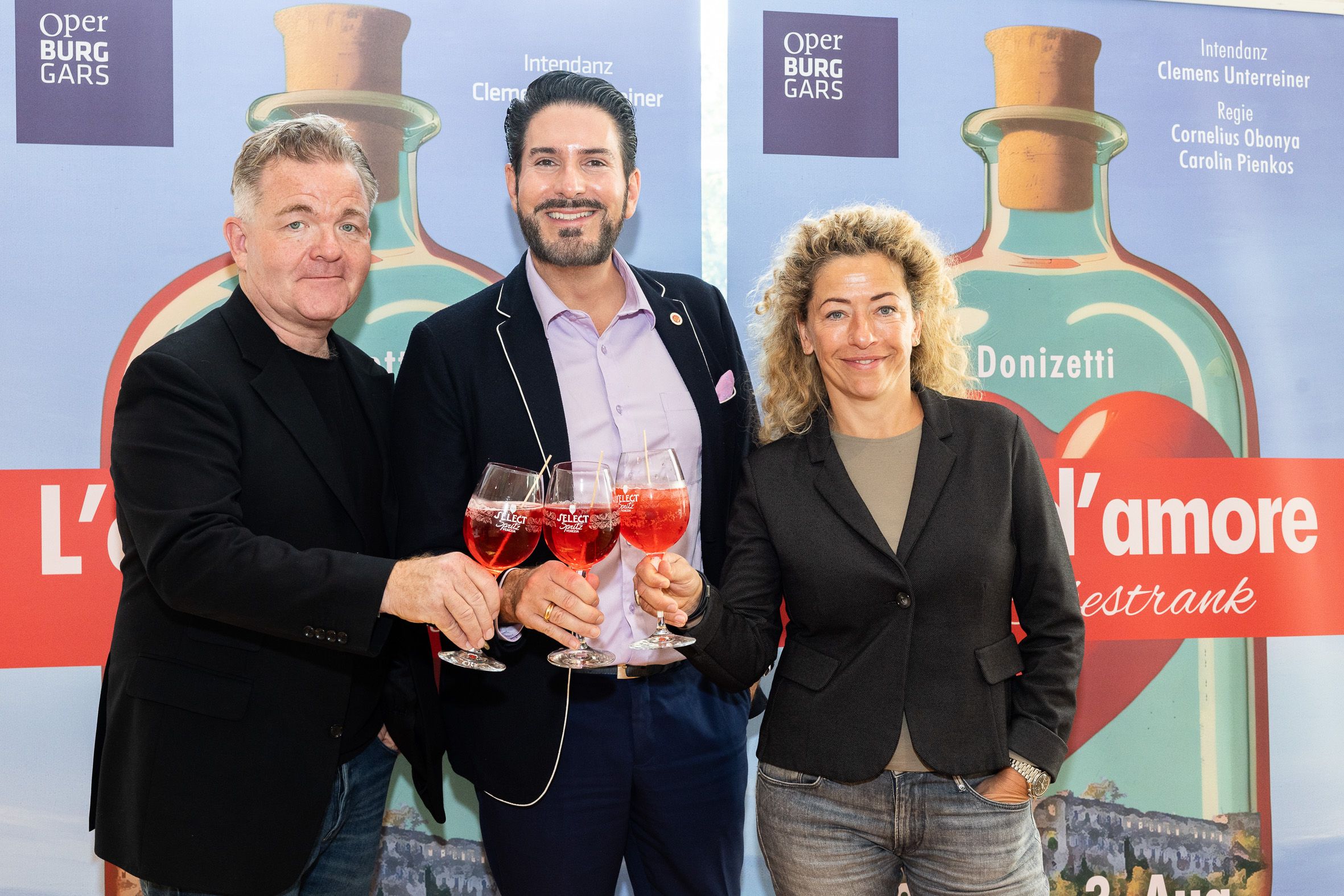 Clemens Unterreiner mit seinem Regie-Traumpaar Cornelius Obonya und Caroline Pienkos