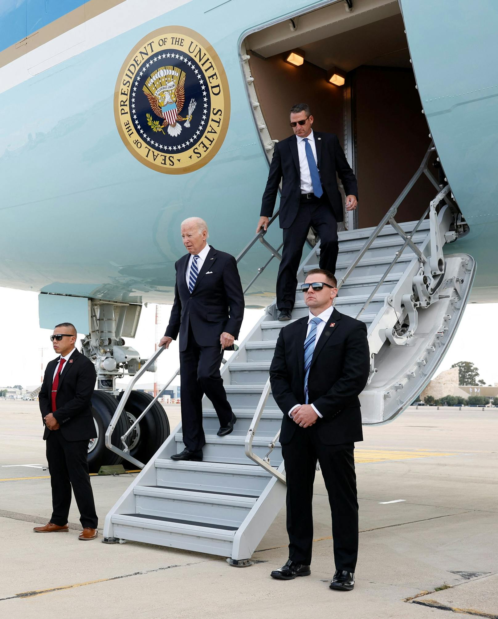 US-Präsident Joe Biden beim Verlassen der "Air Force One".&nbsp;