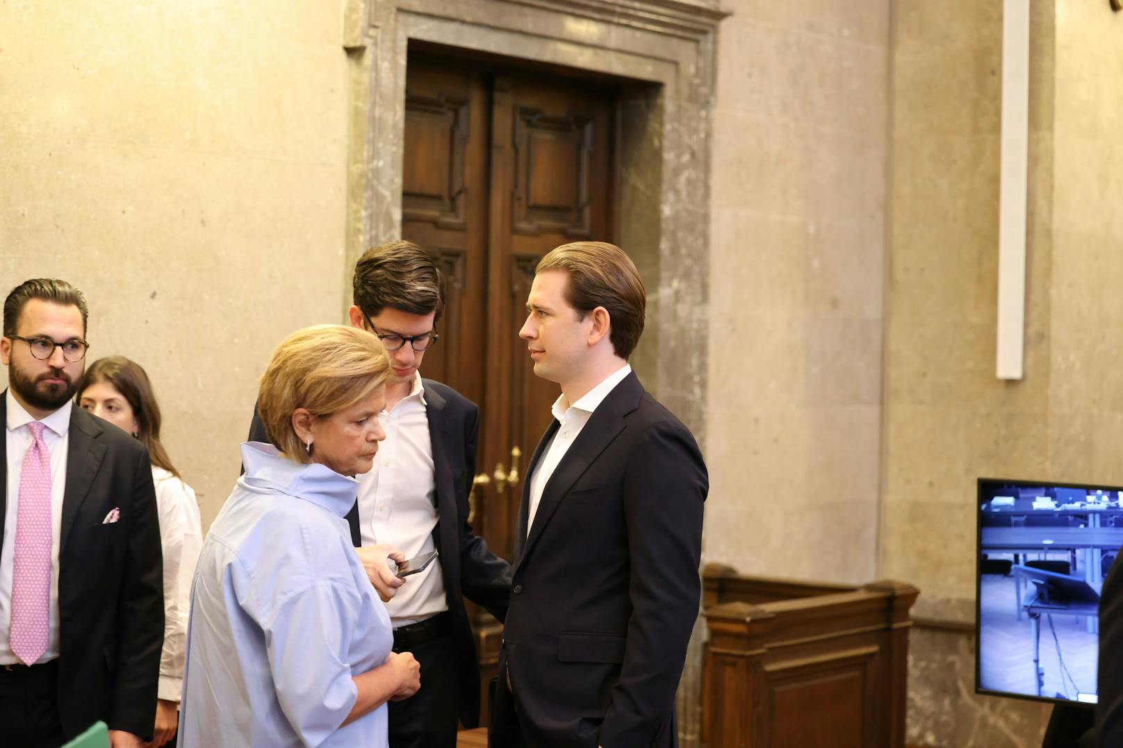 Bettina Glatz-Kremsner und Sebastian Kurz am 18. Oktober 2023 vor Gericht in Wien.