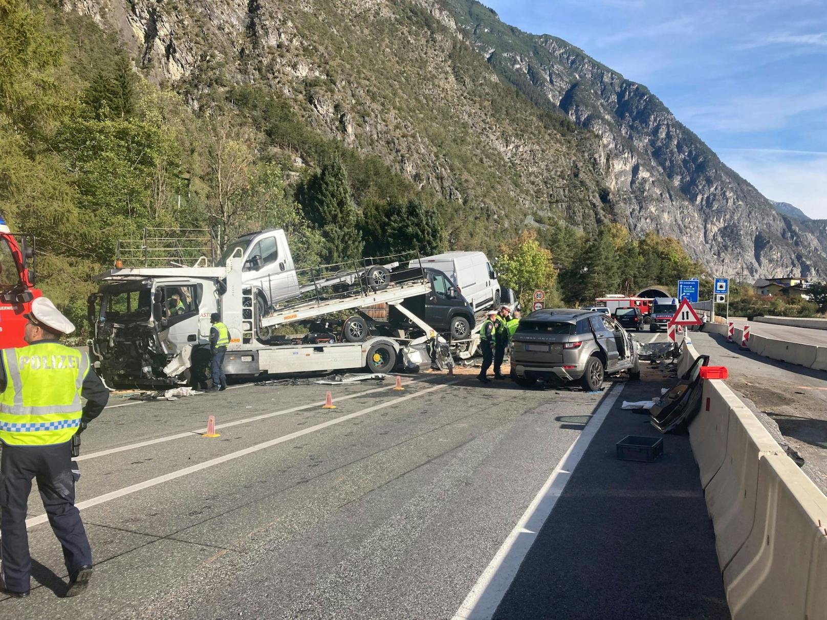 In Zams (Tirol) ereignete sich am Mittwoch (18.10.2023) ein tödlicher Verkehrsunfall. Ein Pkw-Lenker hatte keine Chance.