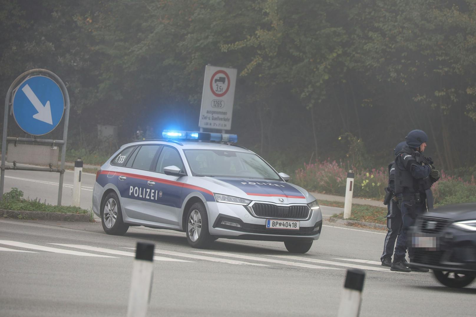 In Regau (Bezirk Vöcklabruck) soll am Dienstagabend ein Mann offenbar eine Frau mit einem Messer attackiert und damit schwer verletzt haben. Der Täter ist offenbar auf der Flucht.