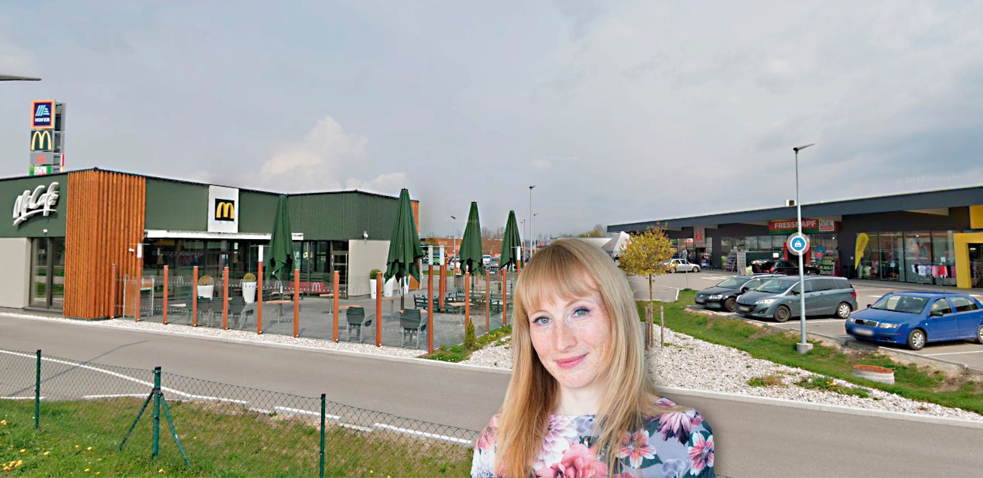 ÖAMTC-Expertin Corinna Hotz rät Autofahrern, zu schauen, ob der Parkplatz privat sei oder nicht; im Hintergrund: McDonald's-Filiale in Eferding.