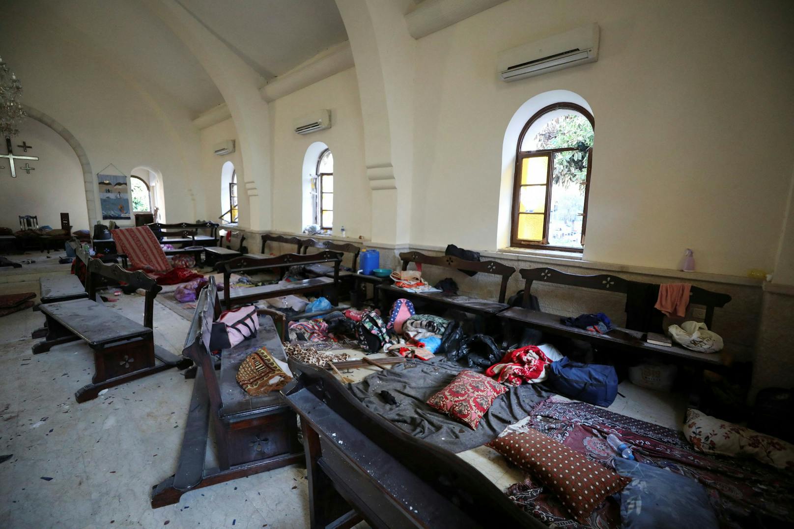 Das Innere einer Kirche auf dem Gelände des Al-Ahli-Krankenhauses nach der Explosion.