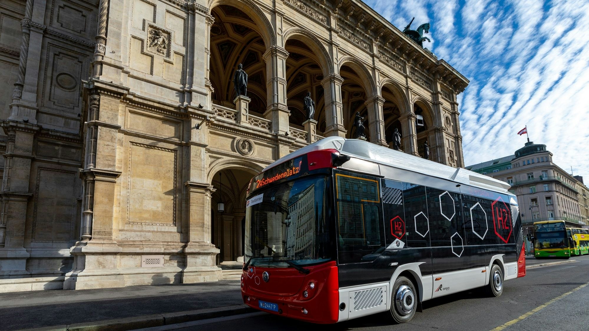 Ein Batterie-Wasserstoff-Bus von Rampini auf Testfahrt in der Innenstadt