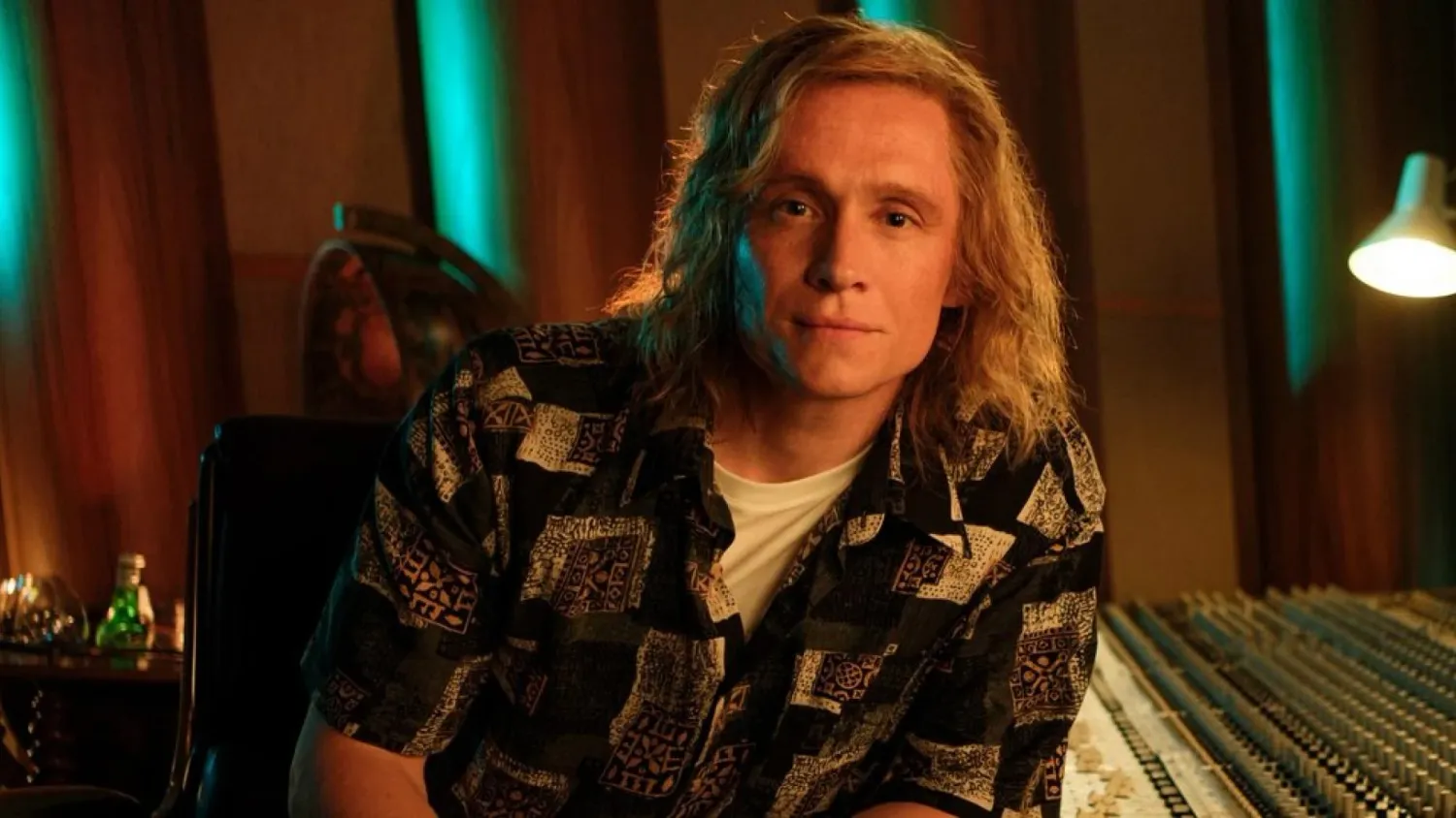 Matthias Schweighöfer mimt im Milli-Vanilli Biopic Produzent Frank Farian.