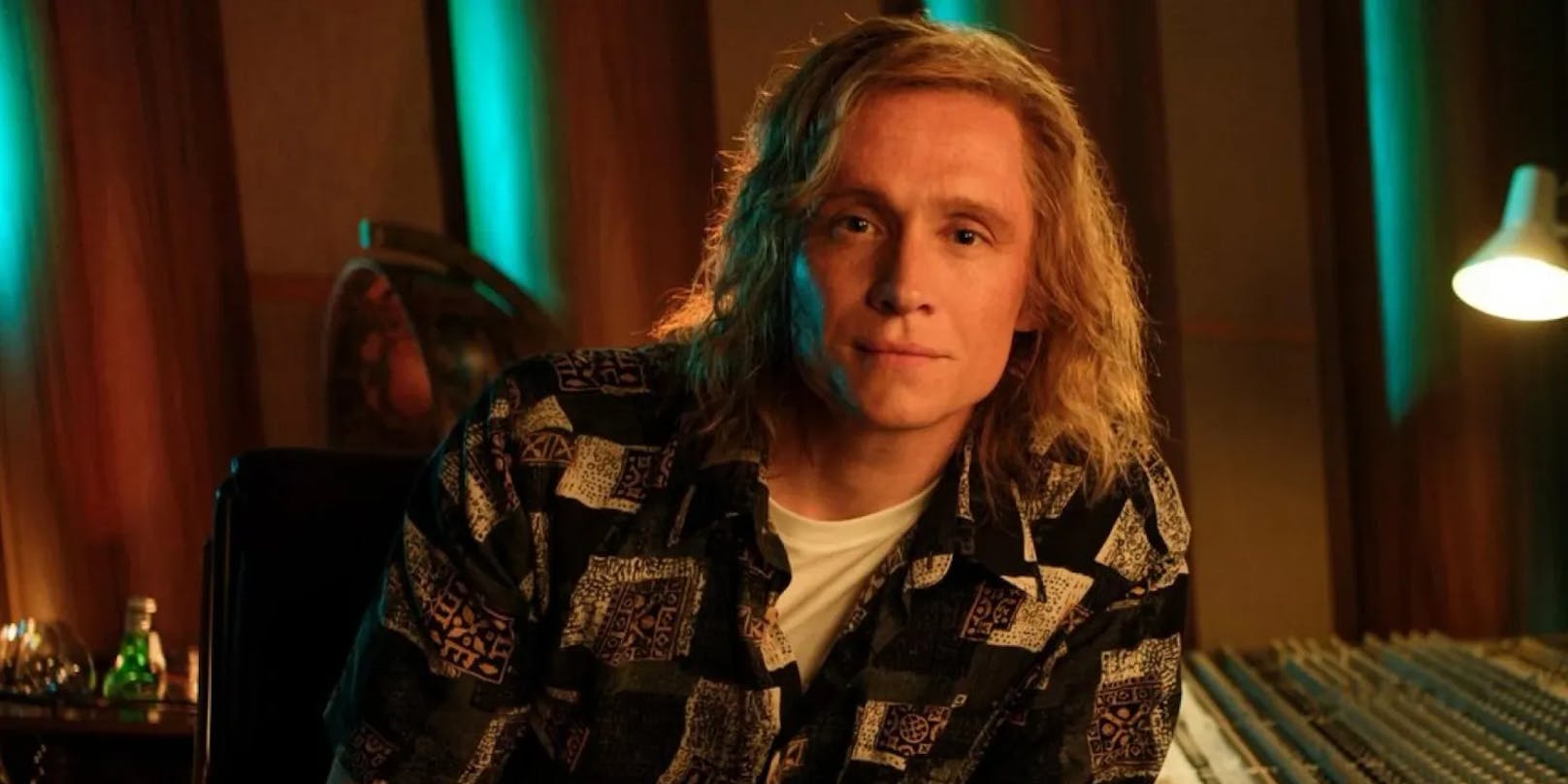 Matthias Schweighöfer mimt im Milli-Vanilli Biopic Produzent Frank Farian.