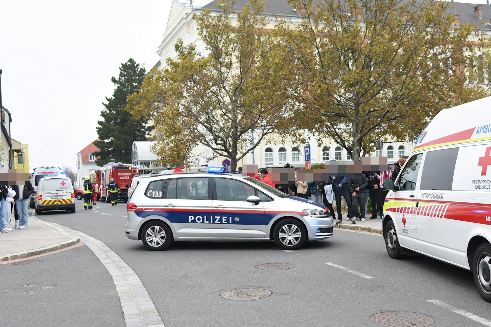 Polizei, Feuerwehr und Rotes Kreuz ... 