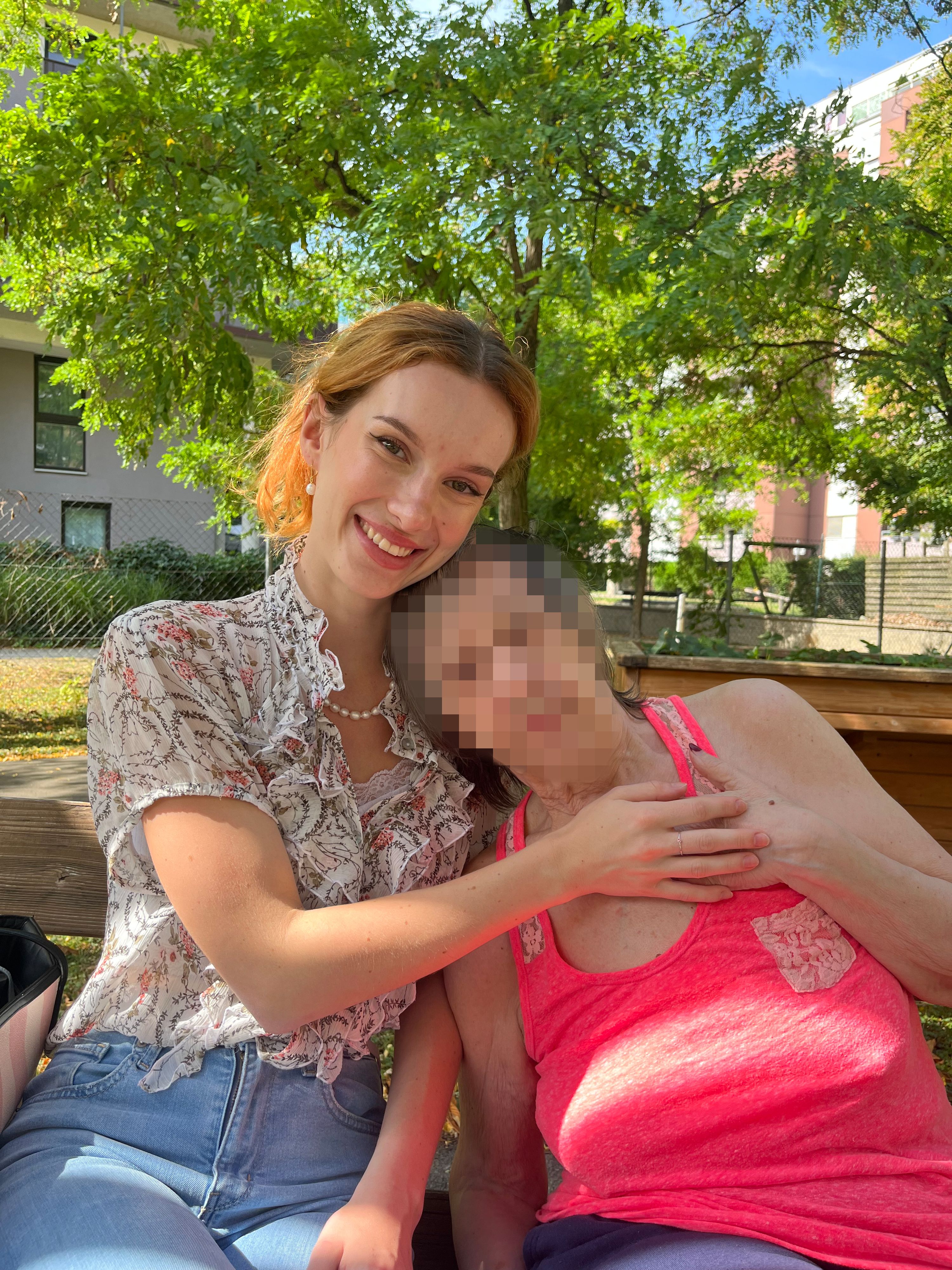 Nadine Pfaffeneder mit einer Klientin. Mittlerweile betreut das Model rund 50 Menschen in Wien.