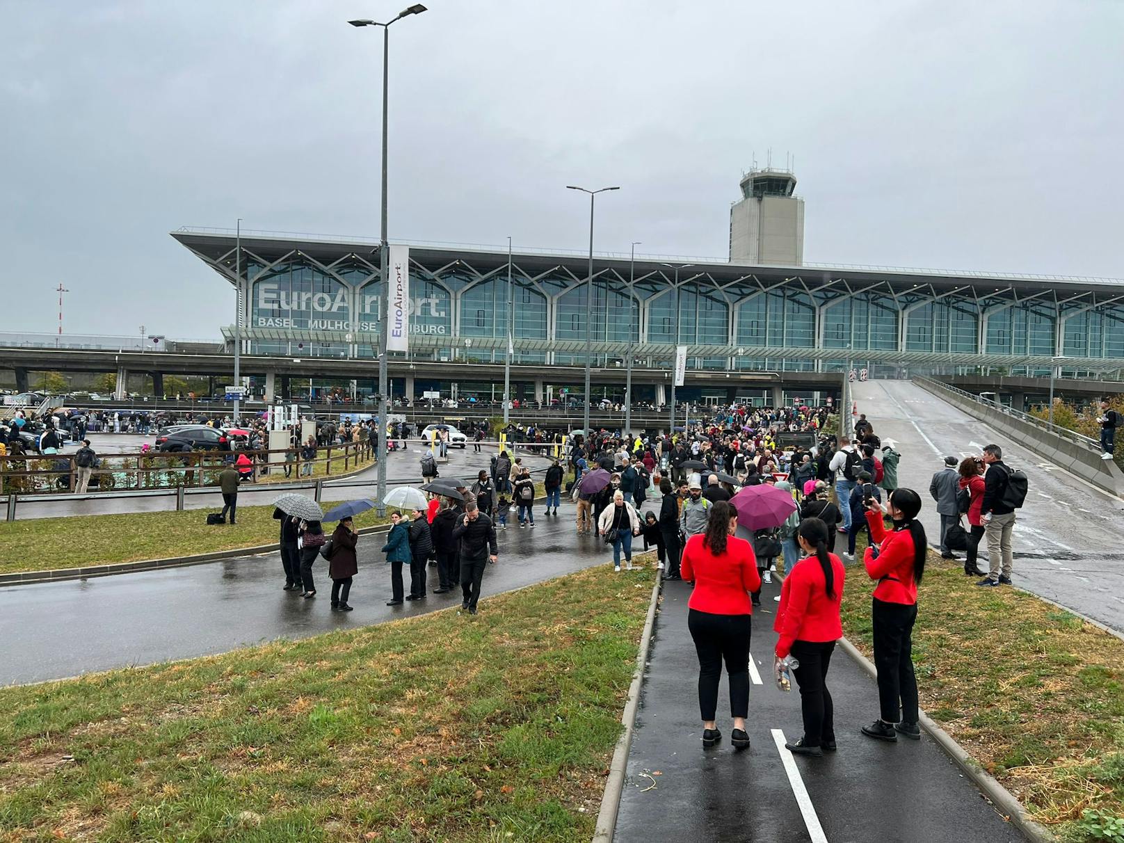 Hunderte Reisende wurden nach einem Bombenalarm am Basler Euro-Airport nach draußen geschickt.