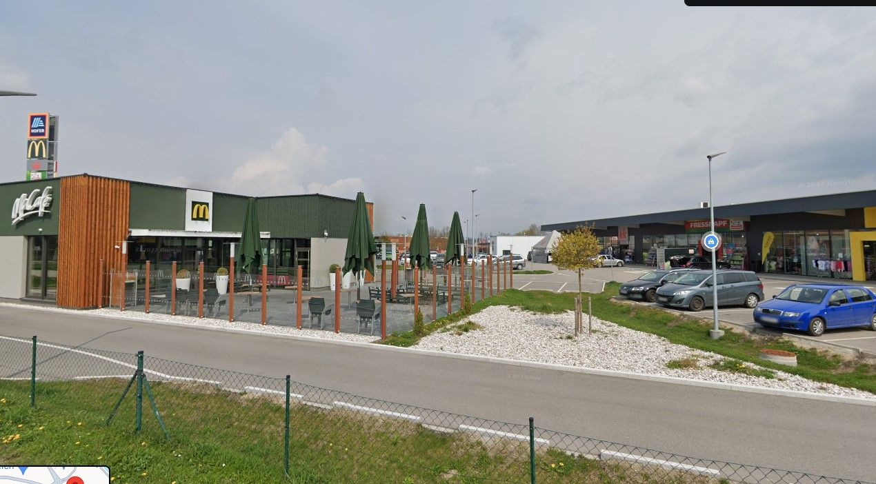 Sorgt bei Kunden für heftige Kritik: Der Parkplatz neben der McDonald's-Filiale in Eferding.