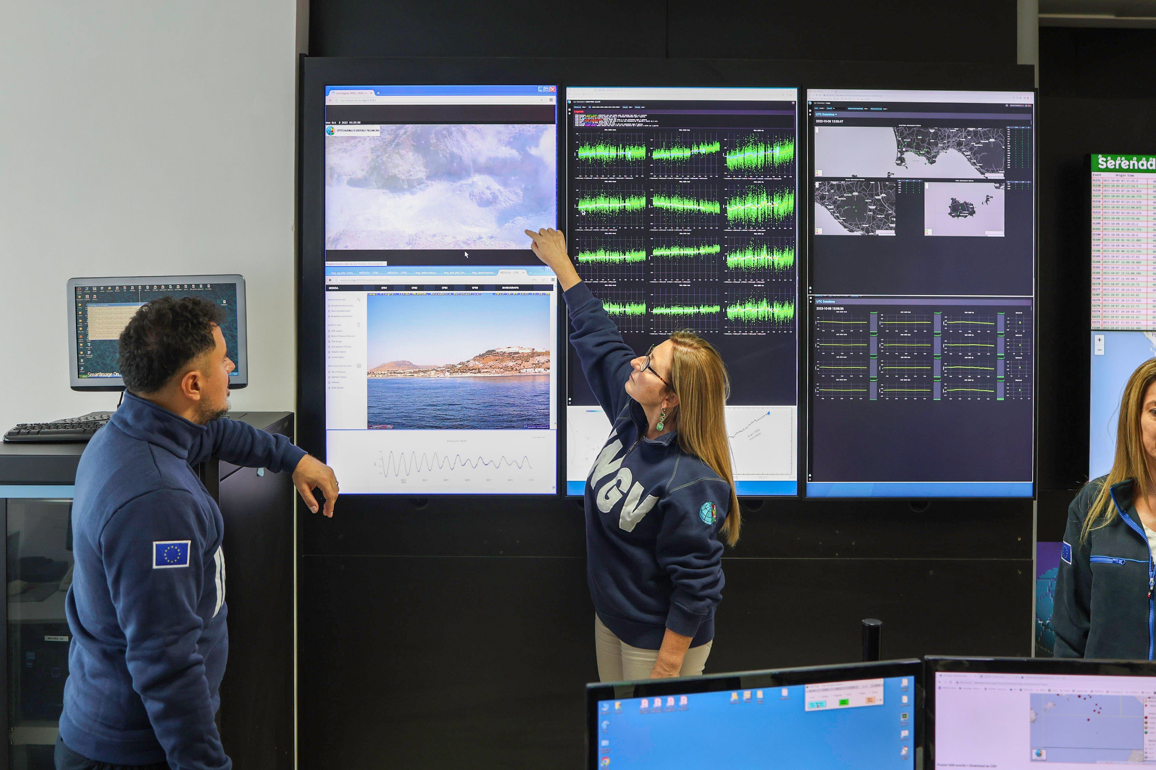 Wissenschaftler des Nationalen Instituts für Geophysik und Vulkanologie (INGV) beim Check der Erdbeben-Aktivität in der Region Neapel.